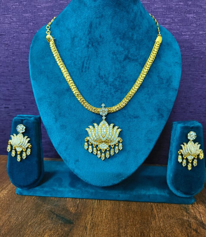 Lotus pendant necklace set Lotus pendant necklace set