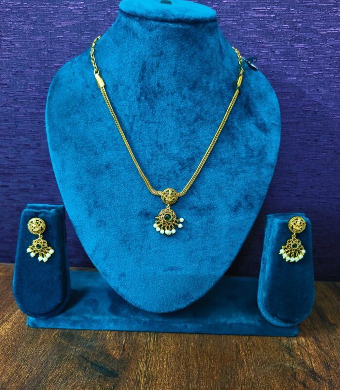 Kempu Stone Floral Necklace