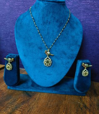 Peacock locket nallapusalu